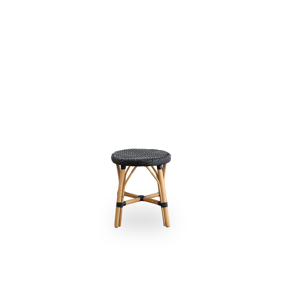 Front view of the Simone stool, height 52 cm.
Rattan frame with footrest, featuring a fully woven round seat handcrafted in ArtFibre in black color. Stackable rattan stool.