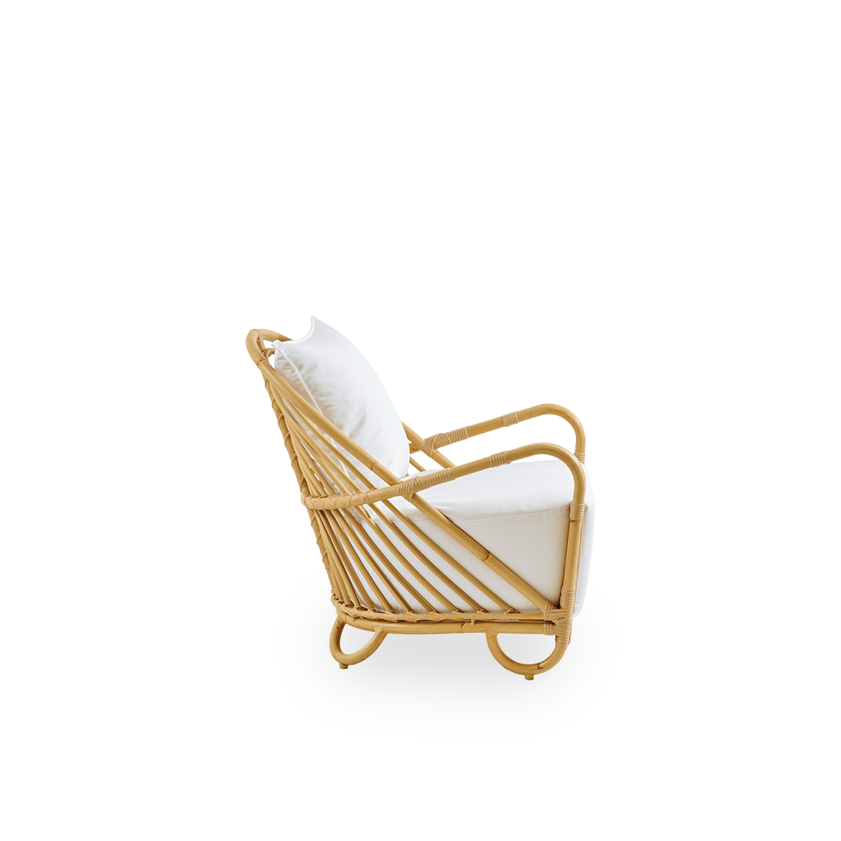 Plain side view of the Charlottenborg Exterior lounge chair in rattan look, designed by Arne Jacobsen. The chair features a curved back and armrests integrated into the base, handcrafted with an Alu-Rattan frame and woven ArtFibre details.