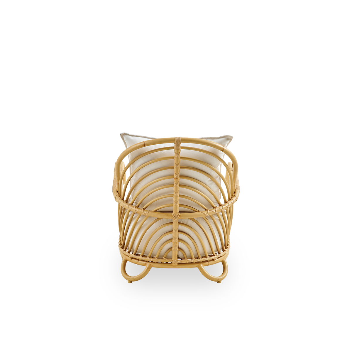 Side view of the Charlottenborg Exterior lounge chair in rattan look, designed by Arne Jacobsen. The chair features a curved back and armrests integrated into the base, handcrafted with an Alu-Rattan frame and woven ArtFibre details.