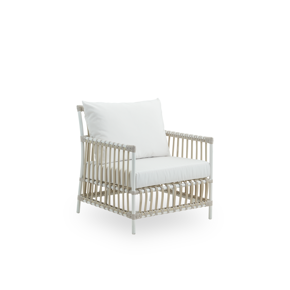 Side view of Caroline Exterior Lounge Chair in the color dove white, presented in simple and elegant Danish design. The frame of the chair is made from aluminum with elegant ArtFibre details. The chair has a cozy, calming presence.