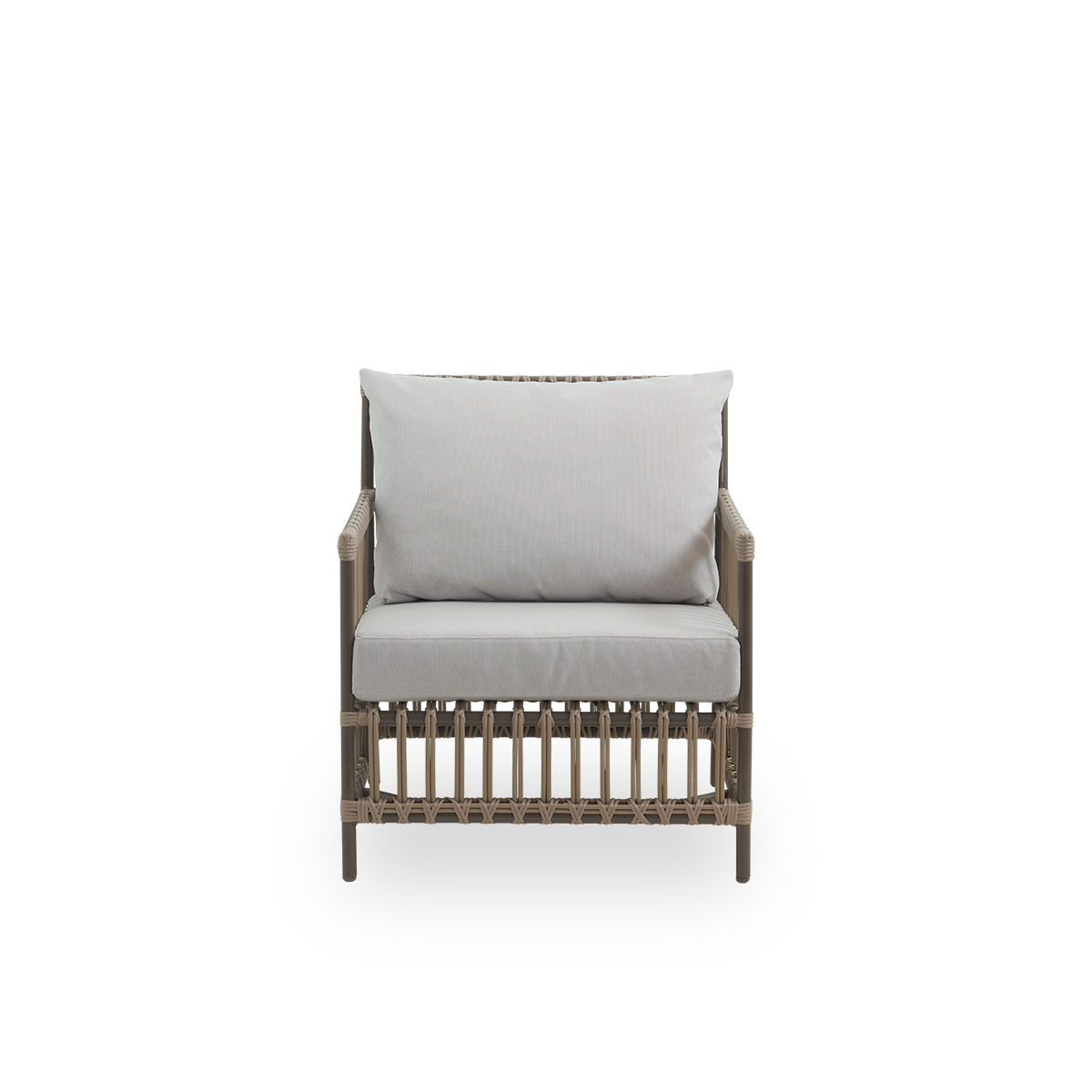 Front view of Caroline Exterior lounge chair in the color Moccaccino. The frame of the chair is made from aluminium with elegant ArtFibre details. The design is minimalistic and elegant.