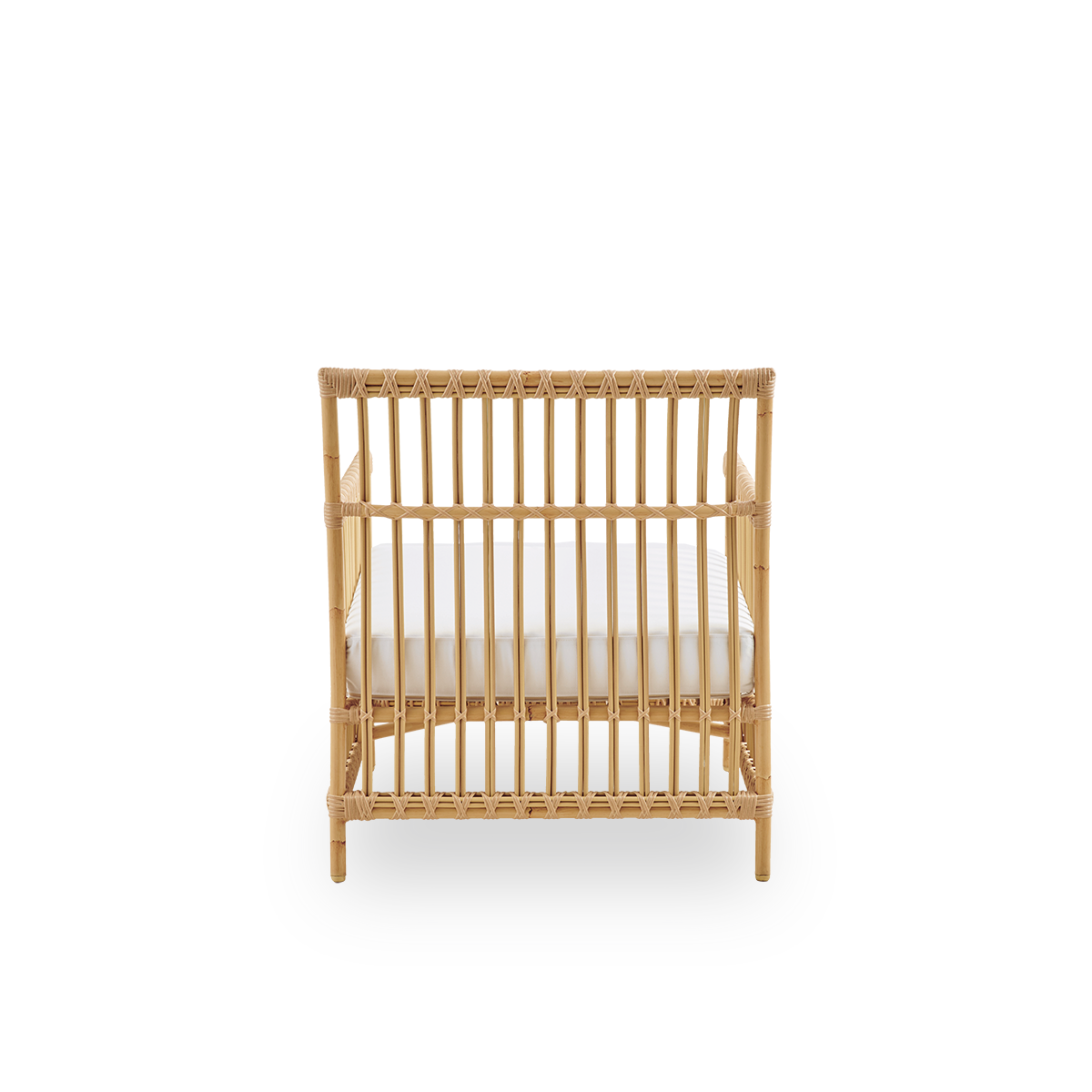 Plain back view of Caroline Exterior Lounge Chair in the color natural which is handpainted to look like rattan. The frame of the chair is made from aluminum with elegant ArtFibre details. The design is minimalistic and elegant.