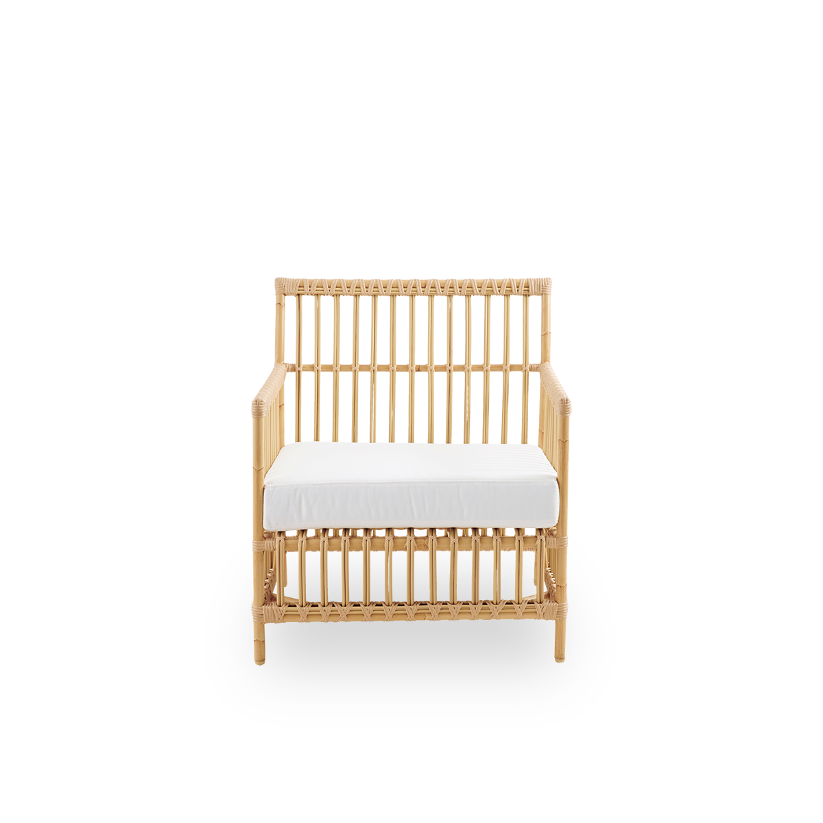 Front view of Caroline Exterior lounge chair in the color Natural, which is hand-painted to look like rattan. The frame of the chair is made from aluminium with elegant ArtFibre details. The design is minimalistic and elegant.