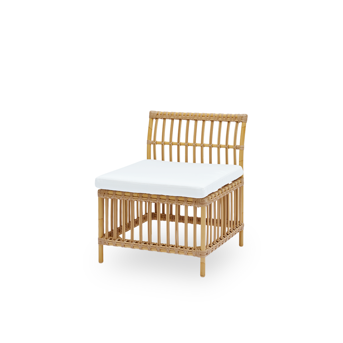 Side view of Meghan outdoor dining bench center module. Aluminium frame in rattan look with ArtFibre windings. Seat height 45cm matching most dining chairs.