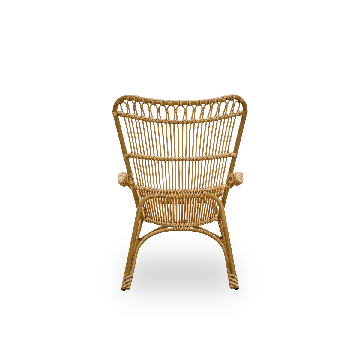 Plain back view of Monet outdoor lounge chair with high backrest and armrests presented in Natural color. Aluminium frame in rattan look with ArtFibre windings.