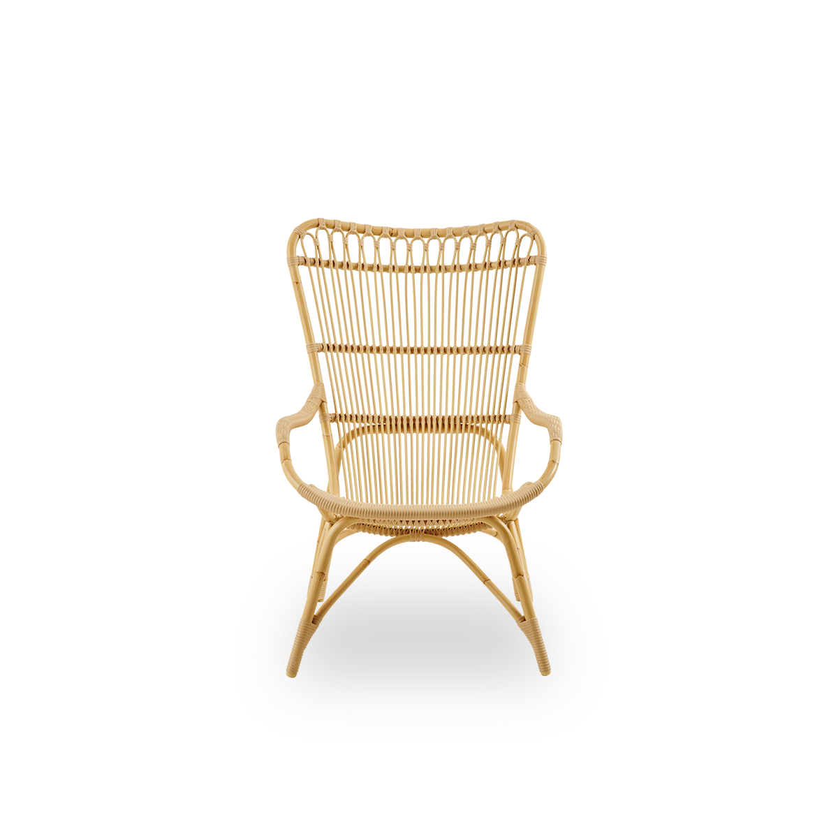 Front view of the Monet outdoor lounge chair with high backrest and armrests presented in natural color.
Aluminium frame in rattan look with ArtFibre windings.