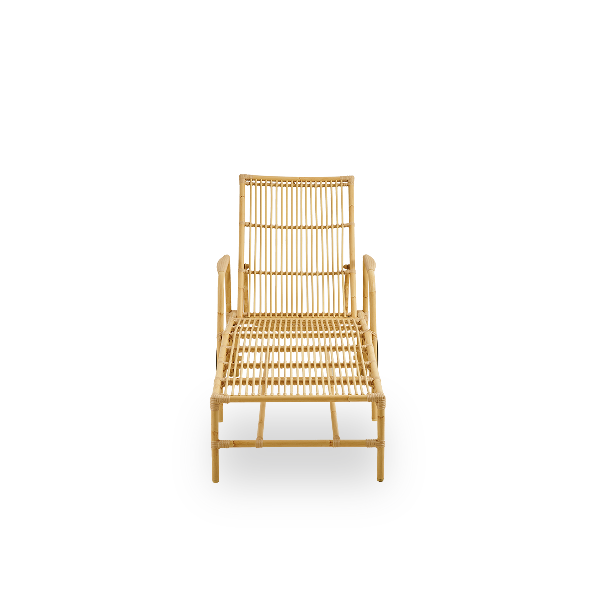 Front view of the Josephine sunbed with adjustable backrest and wheels for easy mobility.
Aluminium frame in hand-painted rattan look with ArtFibre windings.