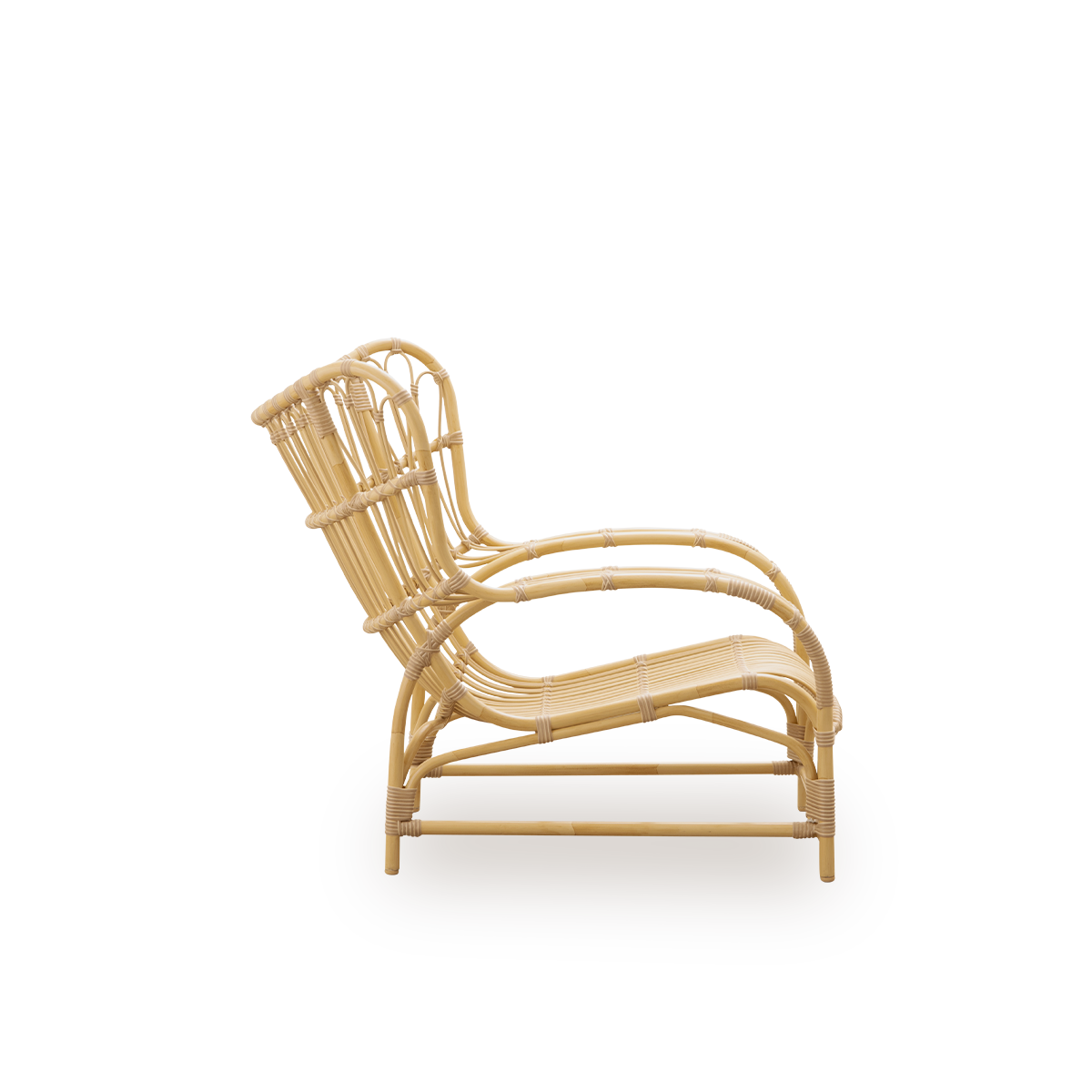 Plain side view of Teddy Exterior lounge chair designed by Viggo Boesen. Big embracing lounge chair made from aluminium frame in rattan look with ArtFibre bindings.