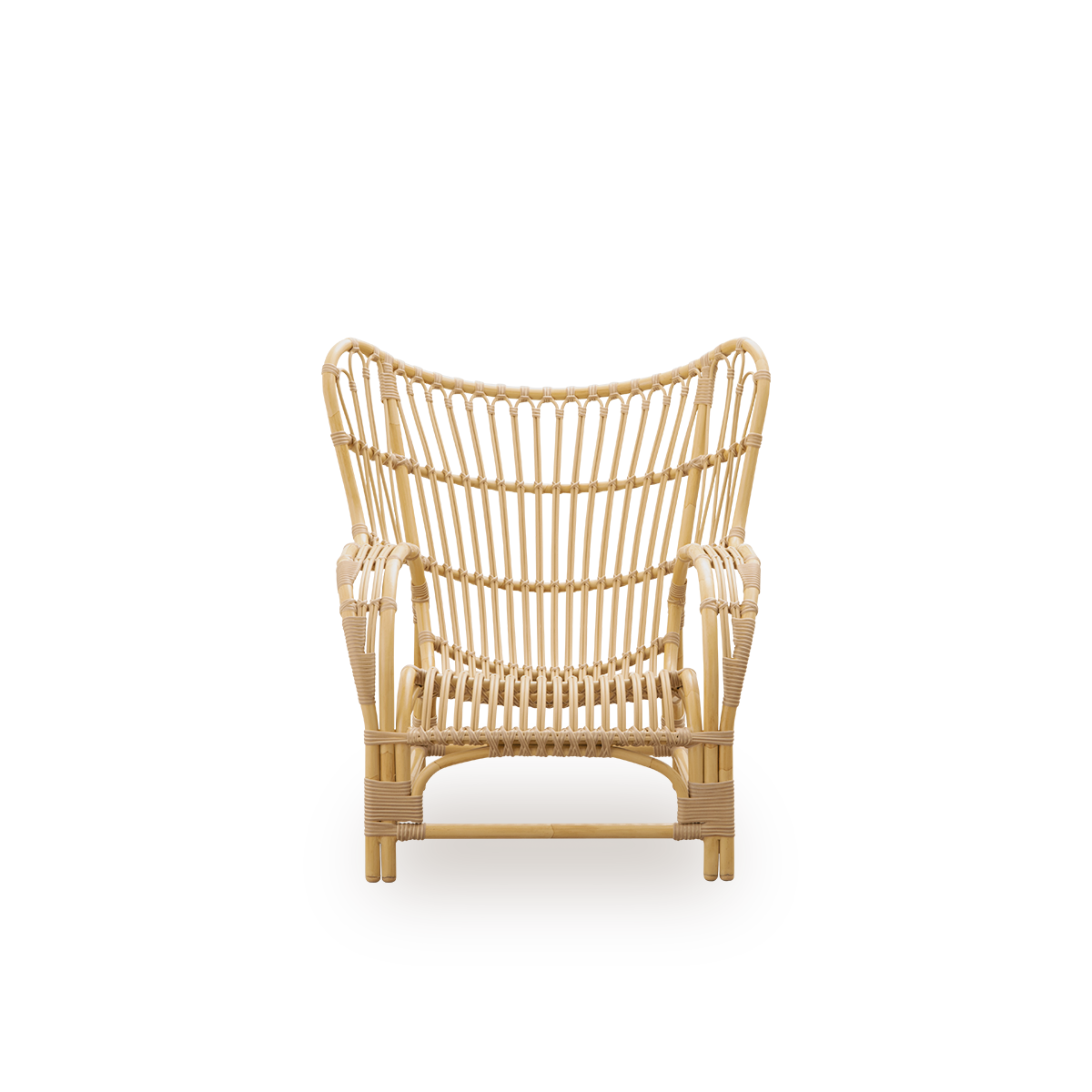 Front view of the Teddy Exterior lounge chair designed by Viggo Boesen.
Large, embracing lounge chair made from aluminum frame in rattan look with ArtFibre bindings.