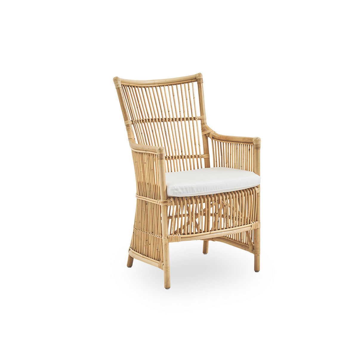 Side view of the Davinci dining chair in natural color. A wicker chair with armrests and a high back, handcrafted from high-quality Indonesian rattan.