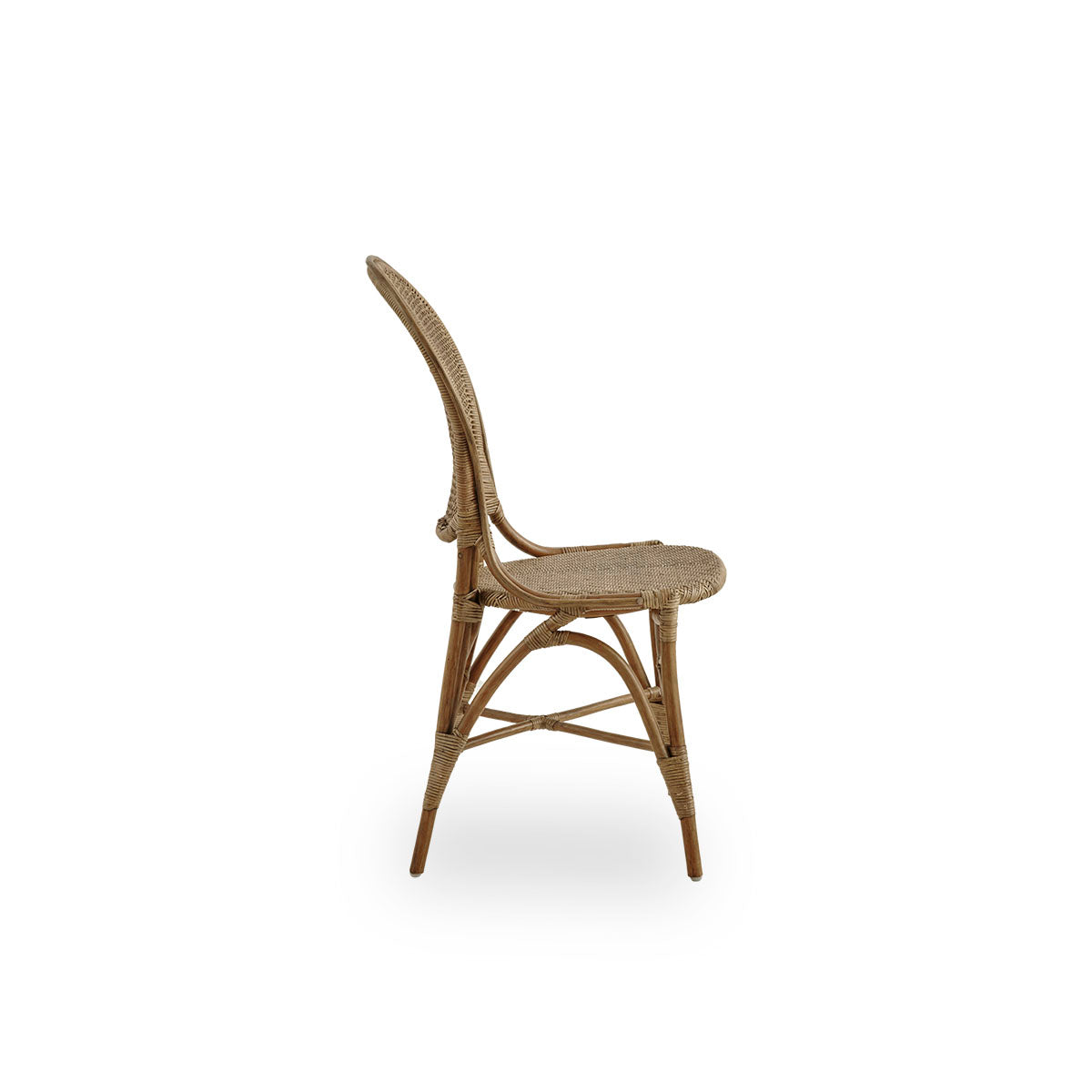 Plain side view of Rossini dining chair in antique brown color. Elegant wicker chair with round backrest in simple design. Handcrafted from high quality rattan.