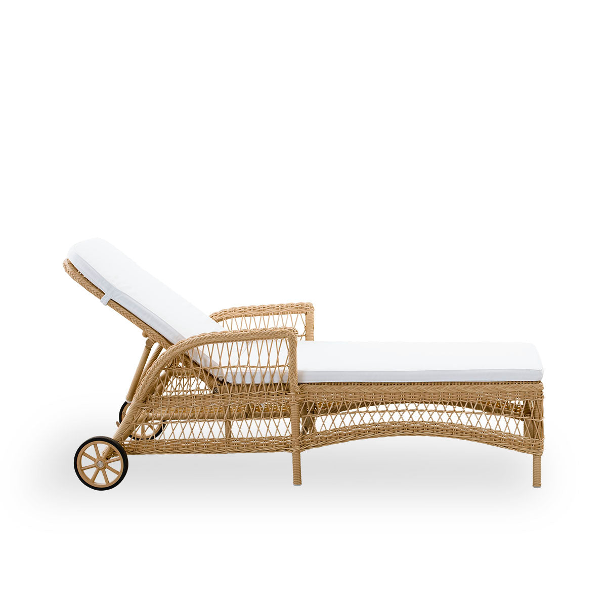 Plain side view of the Daisy sunbed in natural color. Fully woven sunbed with adjustable backrest and wheels, inspired by British colonial style. Aluminum frame woven with ArtFibre.