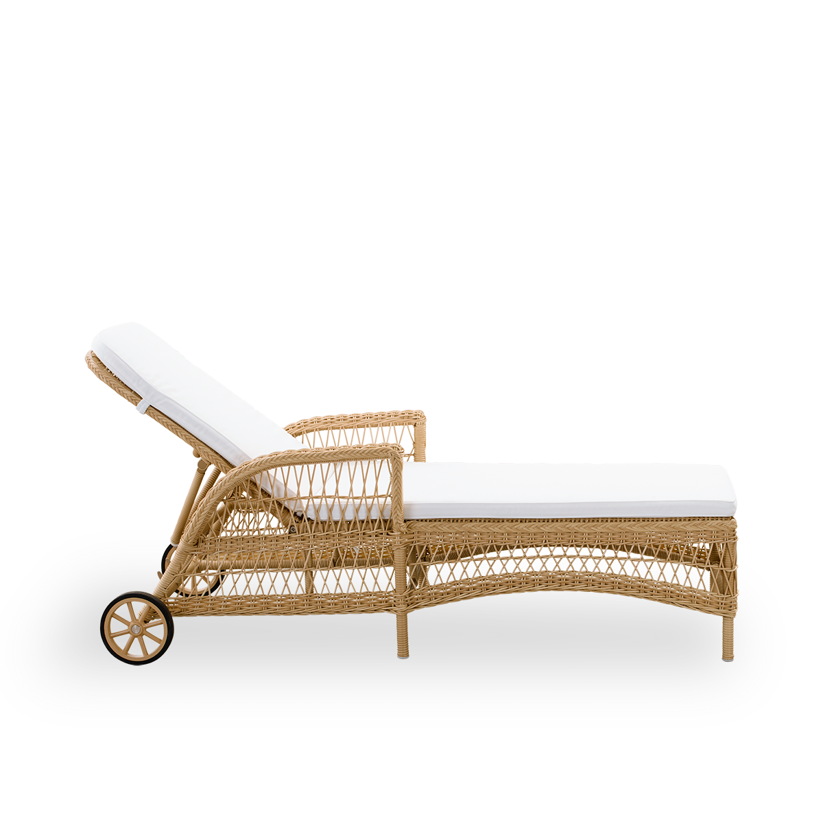 Plain side view of the Daisy sunbed in natural color. Fully woven sunbed with adjustable backrest and wheels, inspired by British colonial style. Aluminum frame woven with ArtFibre.