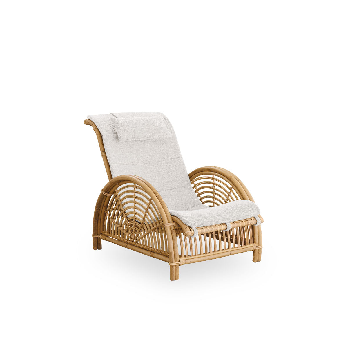 Side view of Paris lounge chair, iconic design by Arne Jacobsen. Handcraften from high quality rattan.