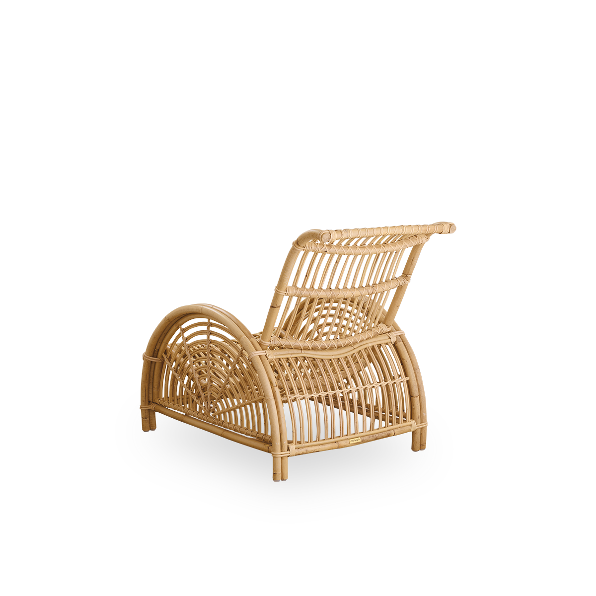 Back side view of the Paris lounge chair, iconic design by Arne Jacobsen.
Handcrafted from high-quality rattan.
