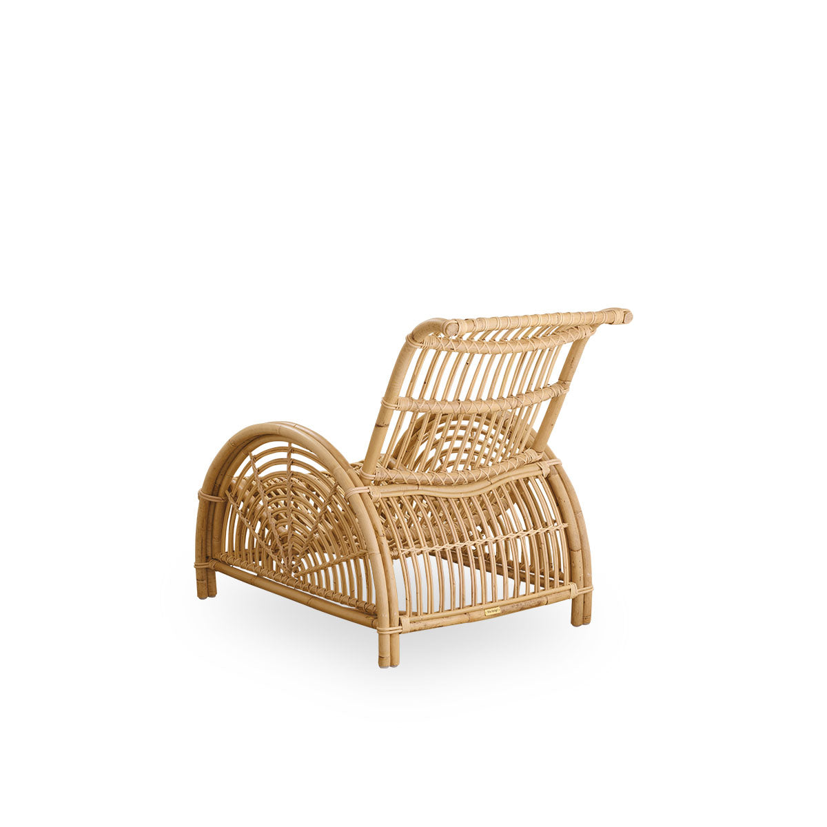 Back side view of the Paris lounge chair, iconic design by Arne Jacobsen.
Handcrafted from high-quality rattan.