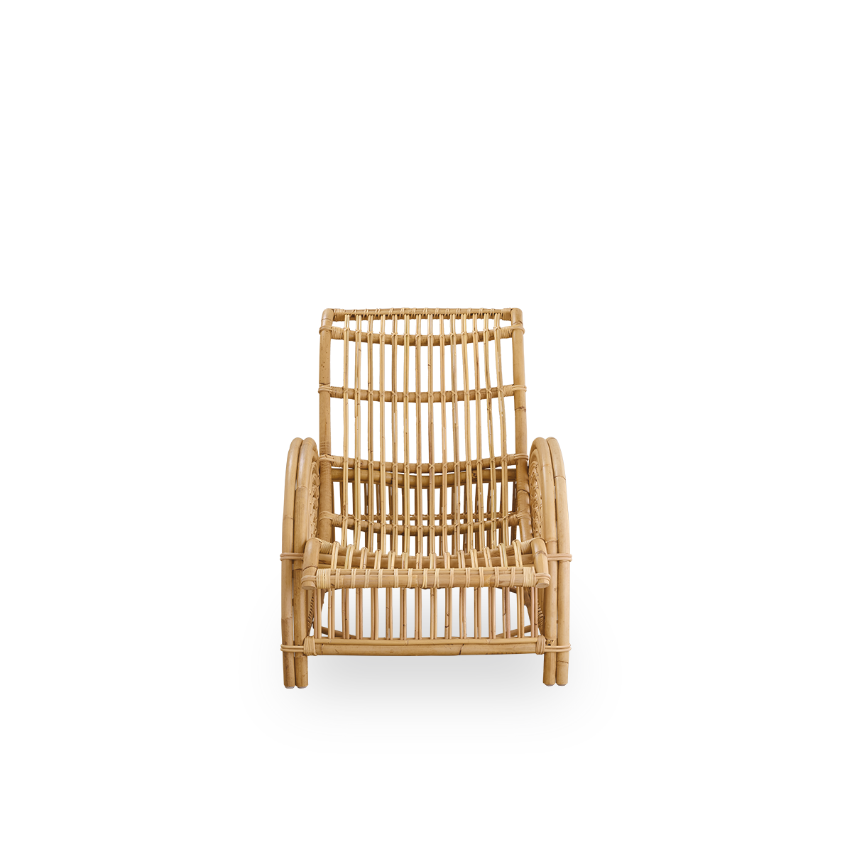 Front view of the Paris lounge chair, iconic design by Arne Jacobsen.
Handcrafted from high-quality rattan.