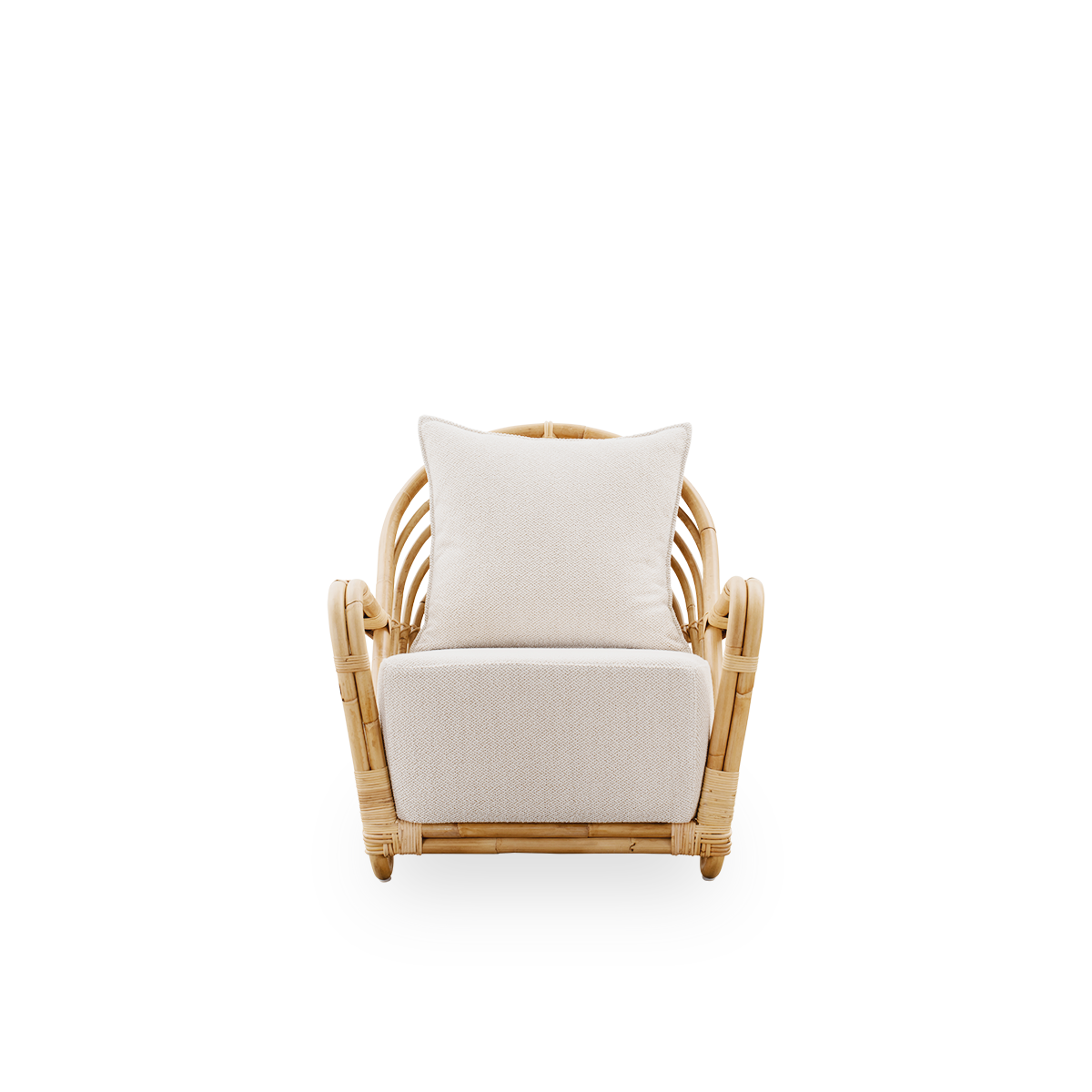 Front view of the Charlottenborg lounge chair in polished natural rattan, designed by Arne Jacobsen. The chair features a curved back and armrests integrated into the base, handcrafted from high-quality Indonesian rattan.