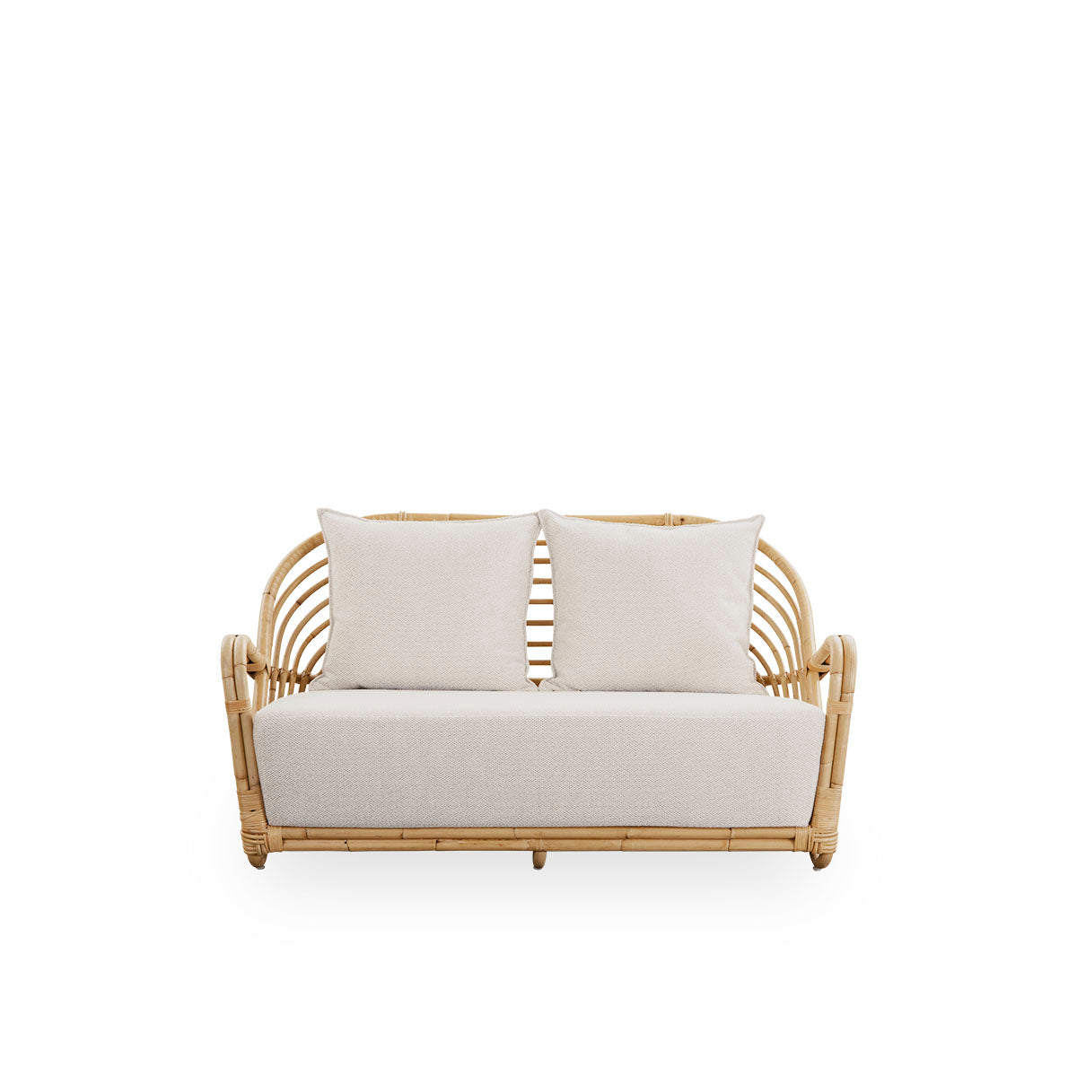 Front view of the Charlottenborg 2-seater sofa in polished natural rattan, designed by Arne Jacobsen. The sofa features a curved back and armrests integrated into the base, handcrafted from high-quality Indonesian rattan.