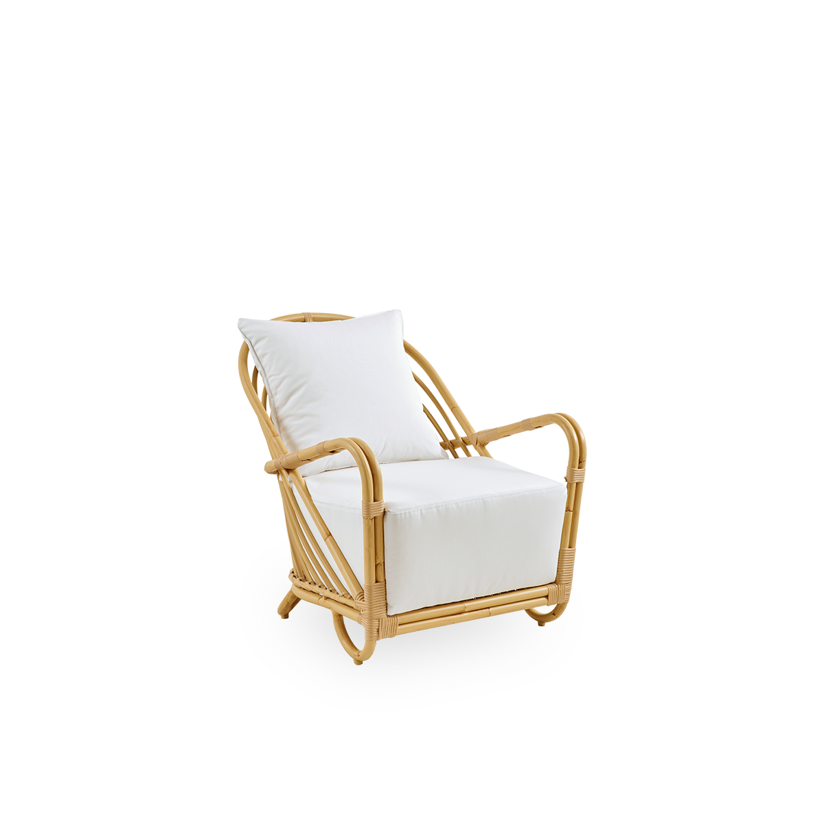 Side view of the Charlottenborg Exterior lounge chair in rattan look, designed by Arne Jacobsen. The chair features a curved back and armrests integrated into the base, handcrafted with an Alu-Rattan frame and woven ArtFibre details.
