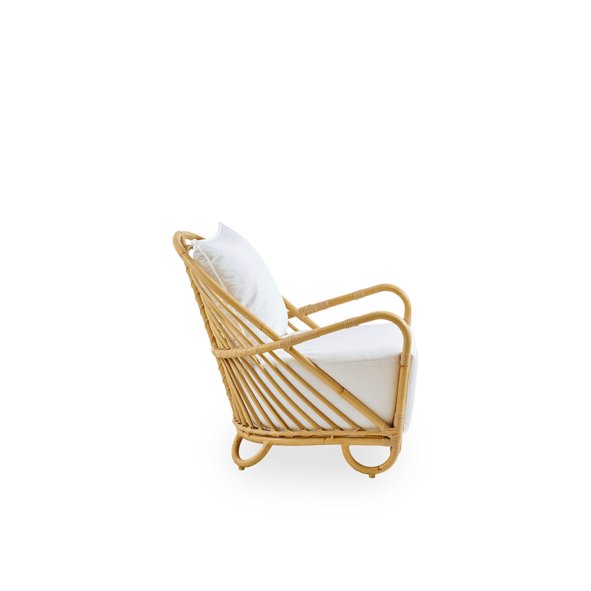 Plain side view of the Charlottenborg Exterior lounge chair in rattan look, designed by Arne Jacobsen. The chair features a curved back and armrests integrated into the base, handcrafted with an Alu-Rattan frame and woven ArtFibre details.