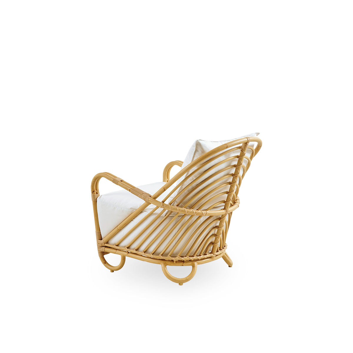 Plain back view of the Charlottenborg Exterior lounge chair in rattan look, designed by Arne Jacobsen. The chair features a curved back and armrests integrated into the base, handcrafted with an Alu-Rattan frame and woven ArtFibre details.