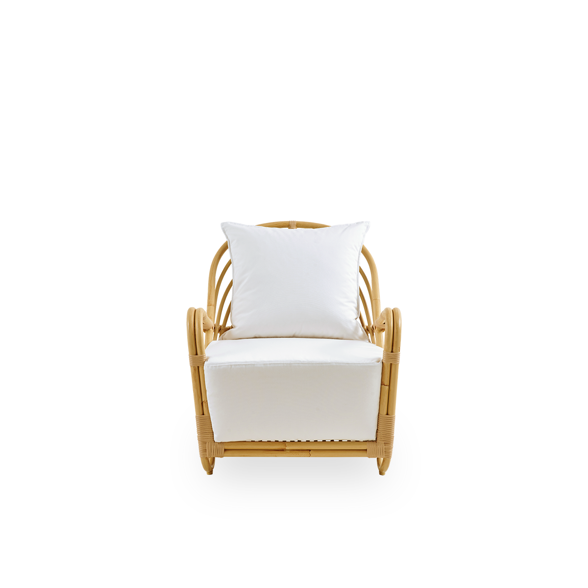 Front view of the Charlottenborg Exterior lounge chair in rattan look, designed by Arne Jacobsen. The chair features a curved back and armrests integrated into the base, handcrafted with an Alu-Rattan frame and woven ArtFibre details.