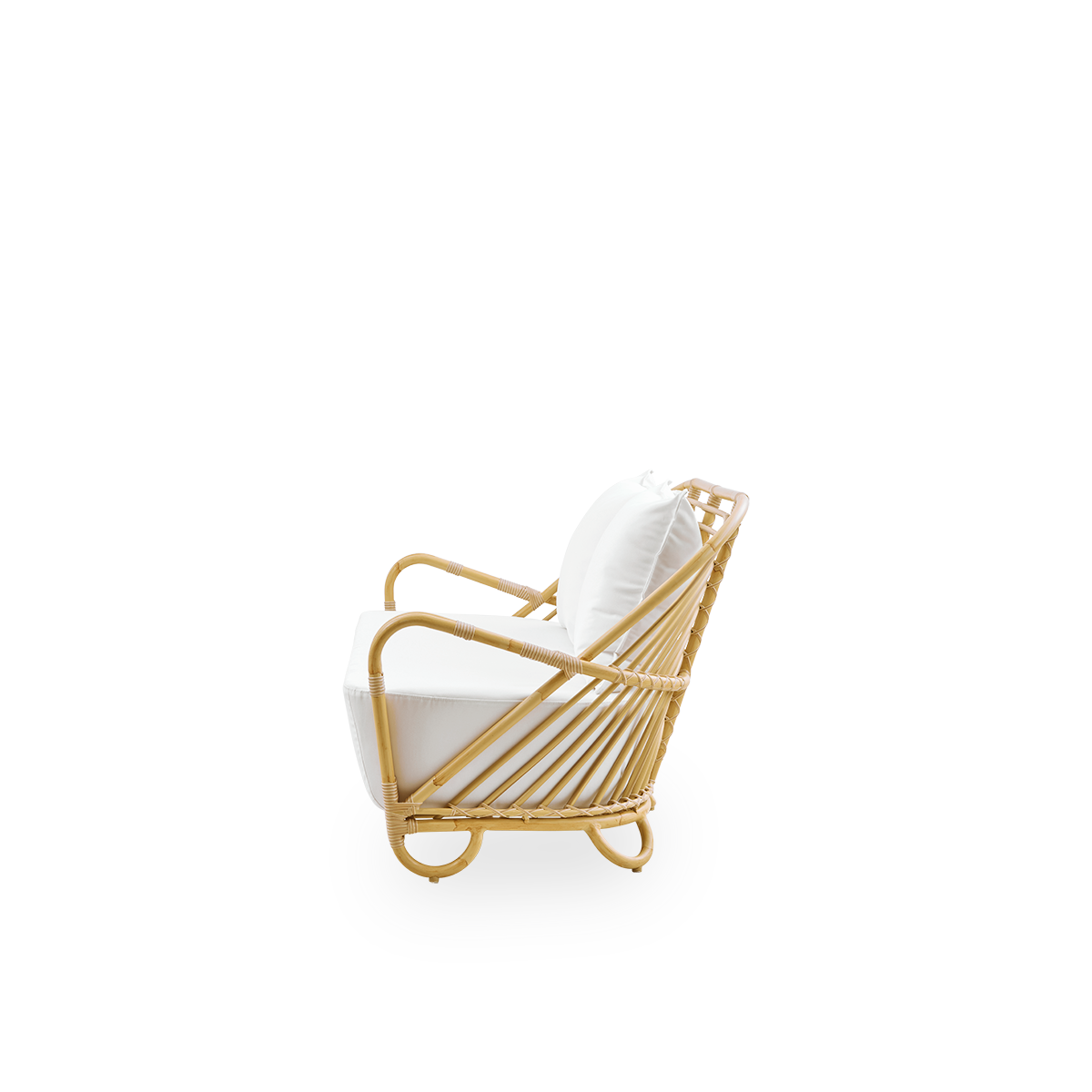 Plain side view of the Charlottenborg Exterior 2-seater sofa in rattan look, designed by Arne Jacobsen. The sofa features a curved back and armrests integrated into the base, handcrafted with an Alu-Rattan frame and woven ArtFibre details.