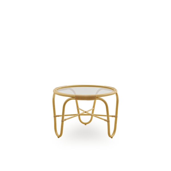 Side view of the The Charlottenborg coffee table in rattan look, designed by Arne Jacobsen, a round coffee table with integrated glass top, handcrafted with an Alu-Rattan frame and woven ArtFibre details.