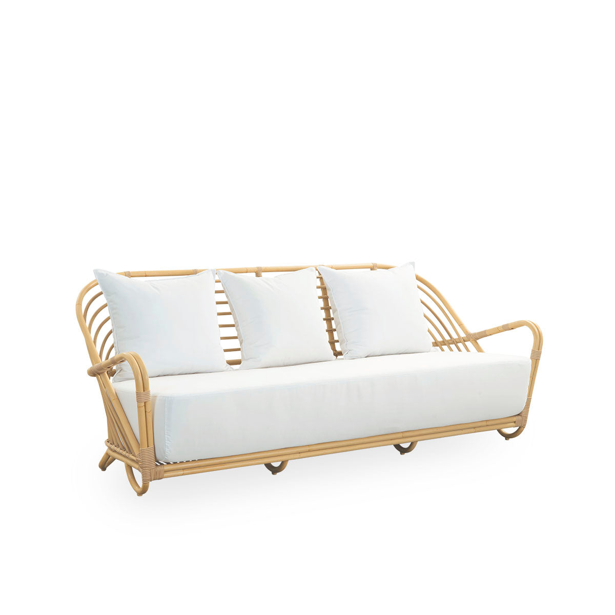 Side view of the Charlottenborg Exterior 3-seater sofa in rattan look, designed by Arne Jacobsen. The sofa features a curved back and armrests integrated into the base, handcrafted with an Alu-Rattan frame and woven ArtFibre details.