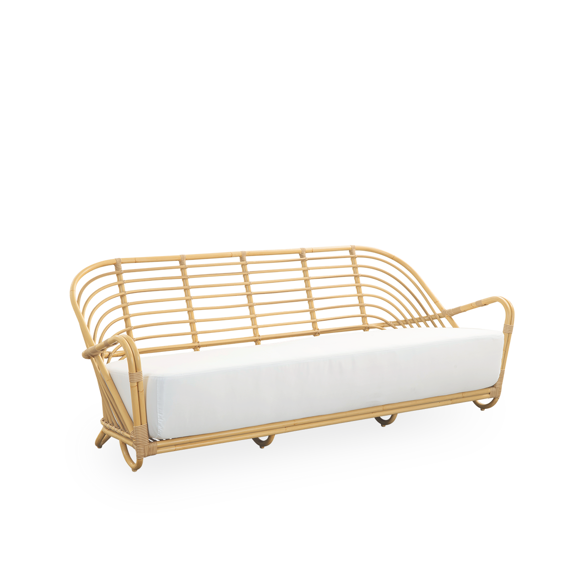 Side view of the Charlottenborg Exterior 3-seater sofa in rattan look, designed by Arne Jacobsen. The sofa features a curved back and armrests integrated into the base, handcrafted with an Alu-Rattan frame and woven ArtFibre details.