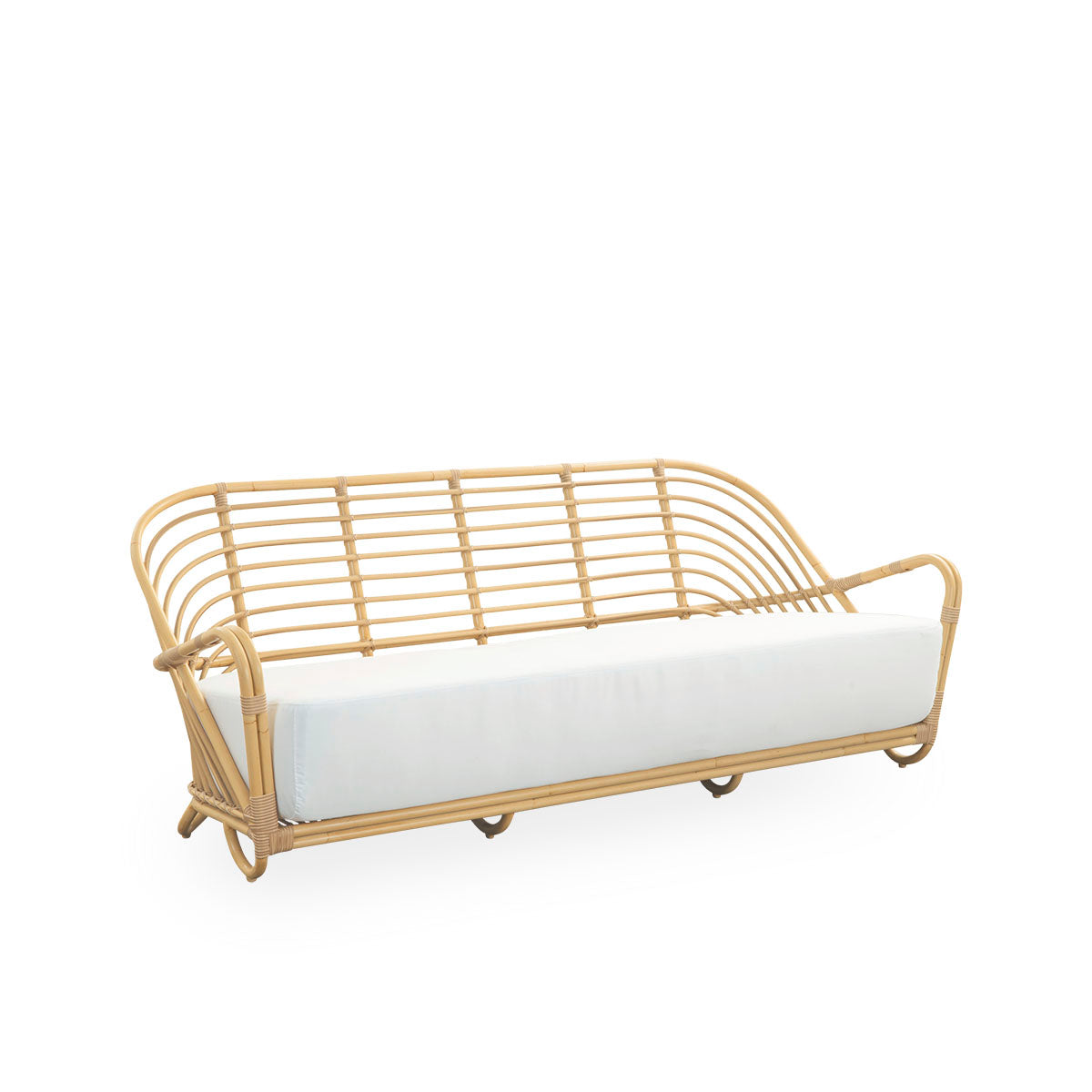 Side view of the Charlottenborg Exterior 3-seater sofa in rattan look, designed by Arne Jacobsen. The sofa features a curved back and armrests integrated into the base, handcrafted with an Alu-Rattan frame and woven ArtFibre details.