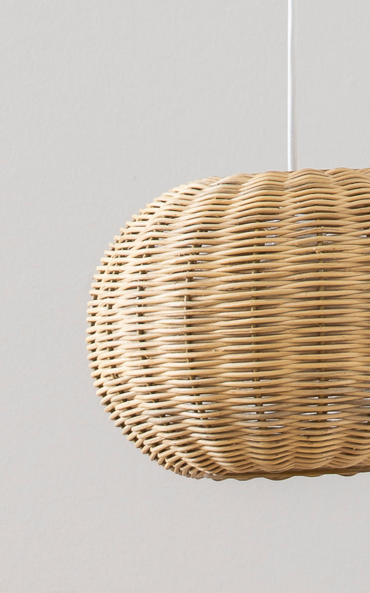 This is a close-up image of Tangelo Lampshade Ø24 cm | Extra Small in natural rattan. Detail of the rounded natural rattan pendant weave.