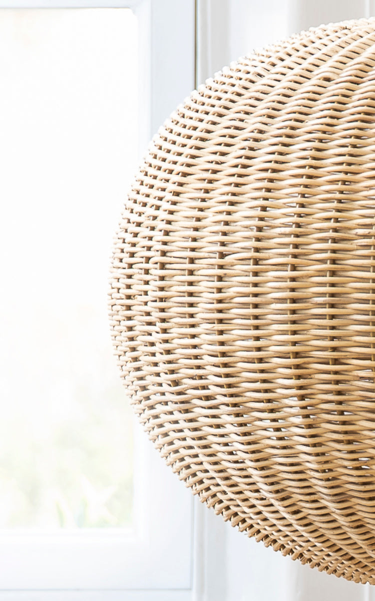 This is a close-up image of Tangelo Lampshade Ø49 cm | Medium in natural rattan. Detail of the medium rattan weave of the rounded pendant.