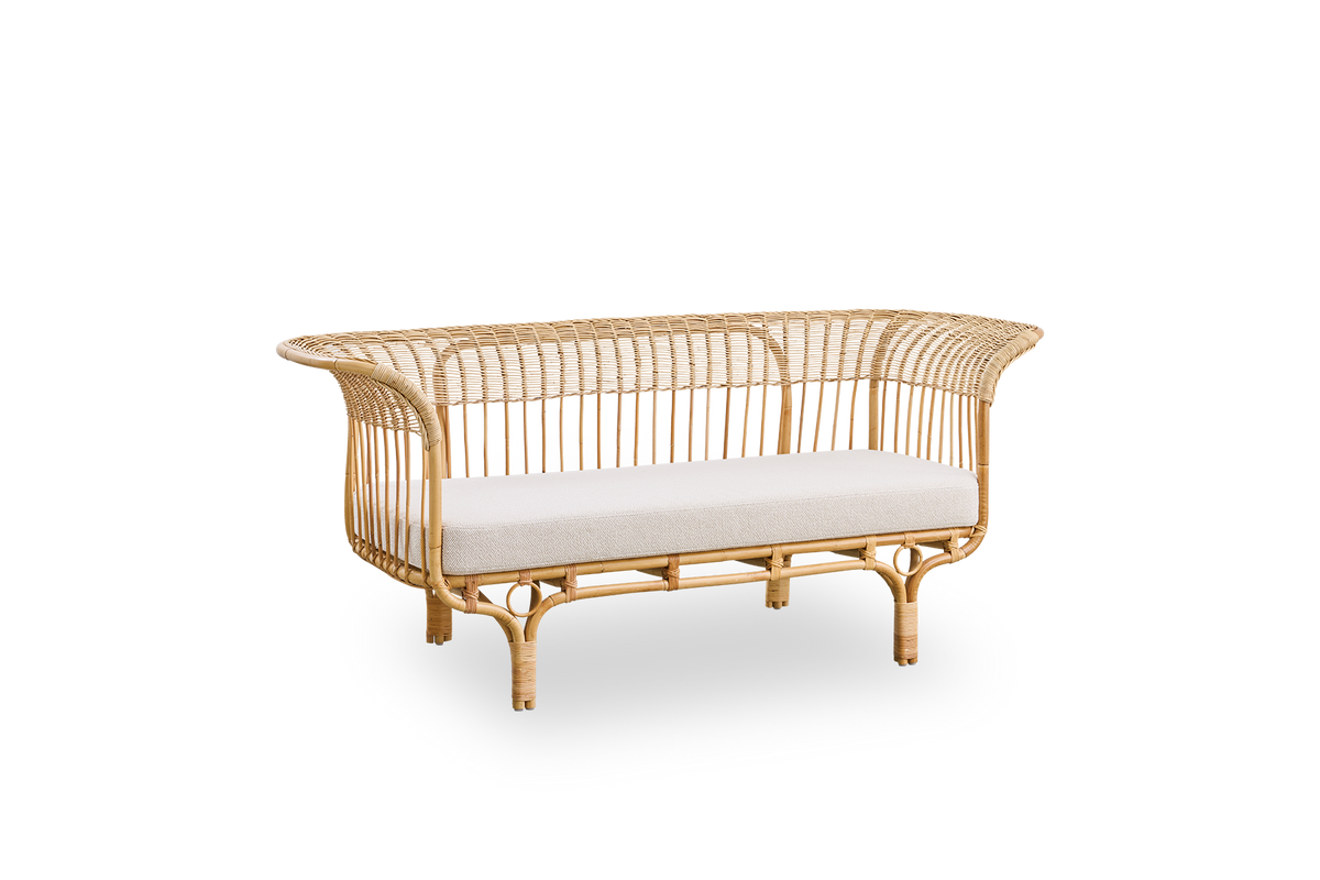 Side view of Belladonna outdoor sofa in rattan look, designed by Franco Albini and Franca Helg. The sofa has an elegant expression with thin legs and a majestic seat with many detailed ArtFibre windings on a aluminium frame.