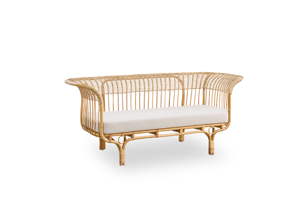 Side view of Belladonna outdoor sofa in rattan look, designed by Franco Albini and Franca Helg. The sofa has an elegant expression with thin legs and a majestic seat with many detailed ArtFibre windings on a aluminium frame.