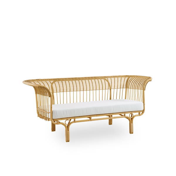 Side view of Belladonna outdoor sofa in rattan look, designed by Franco Albini and Franca Helg. The sofa has an elegant expression with thin legs and a majestic seat with many detailed ArtFibre windings on a aluminium frame.