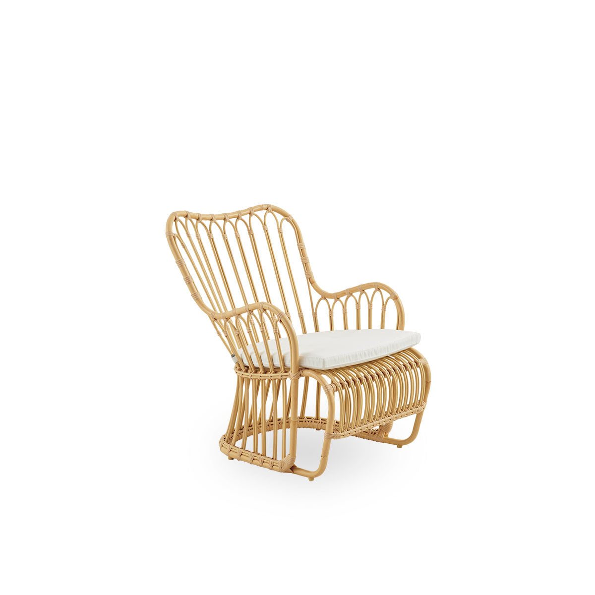 Side view of Tulip outdoor lounge chair designed by Tove Kindt-Larsen, with soft organic lines. Aluminium frame in rattan look with ArtFibre bindings.