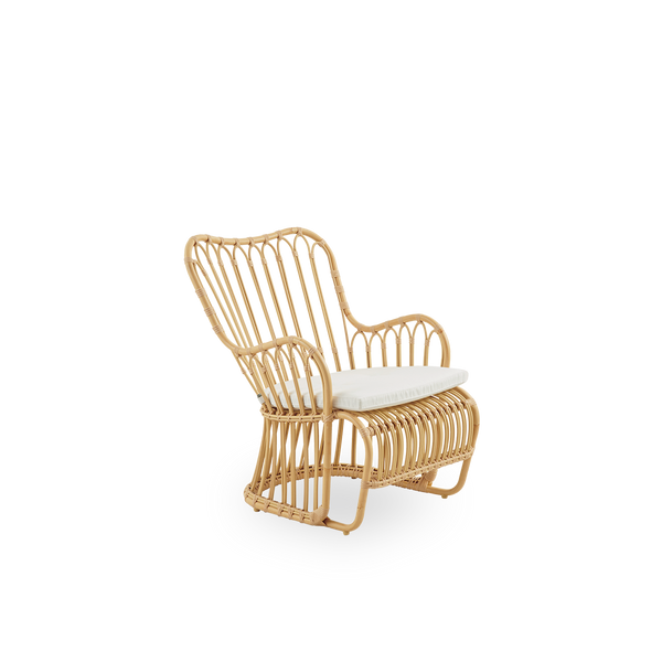 Side view of Tulip outdoor lounge chair designed by Tove Kindt-Larsen, with soft organic lines. Aluminium frame in rattan look with ArtFibre bindings.