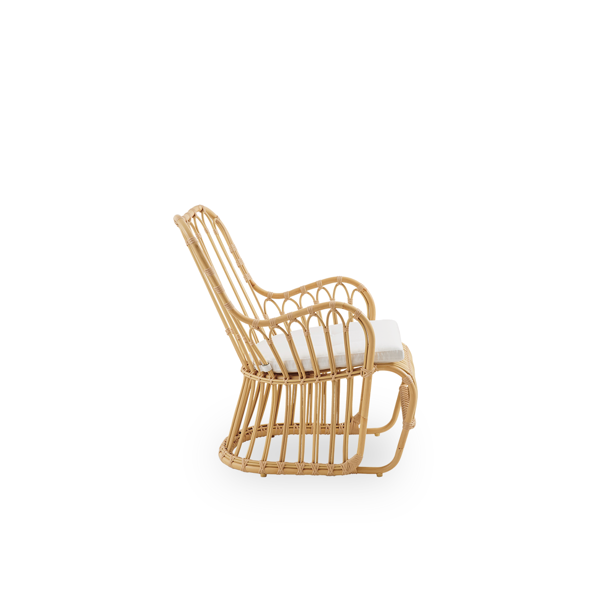 Plain side view of Tulip outdoor lounge chair designed by Tove Kindt-Larsen, with soft organic lines. Aluminium frame in rattan look with ArtFibre bindings.