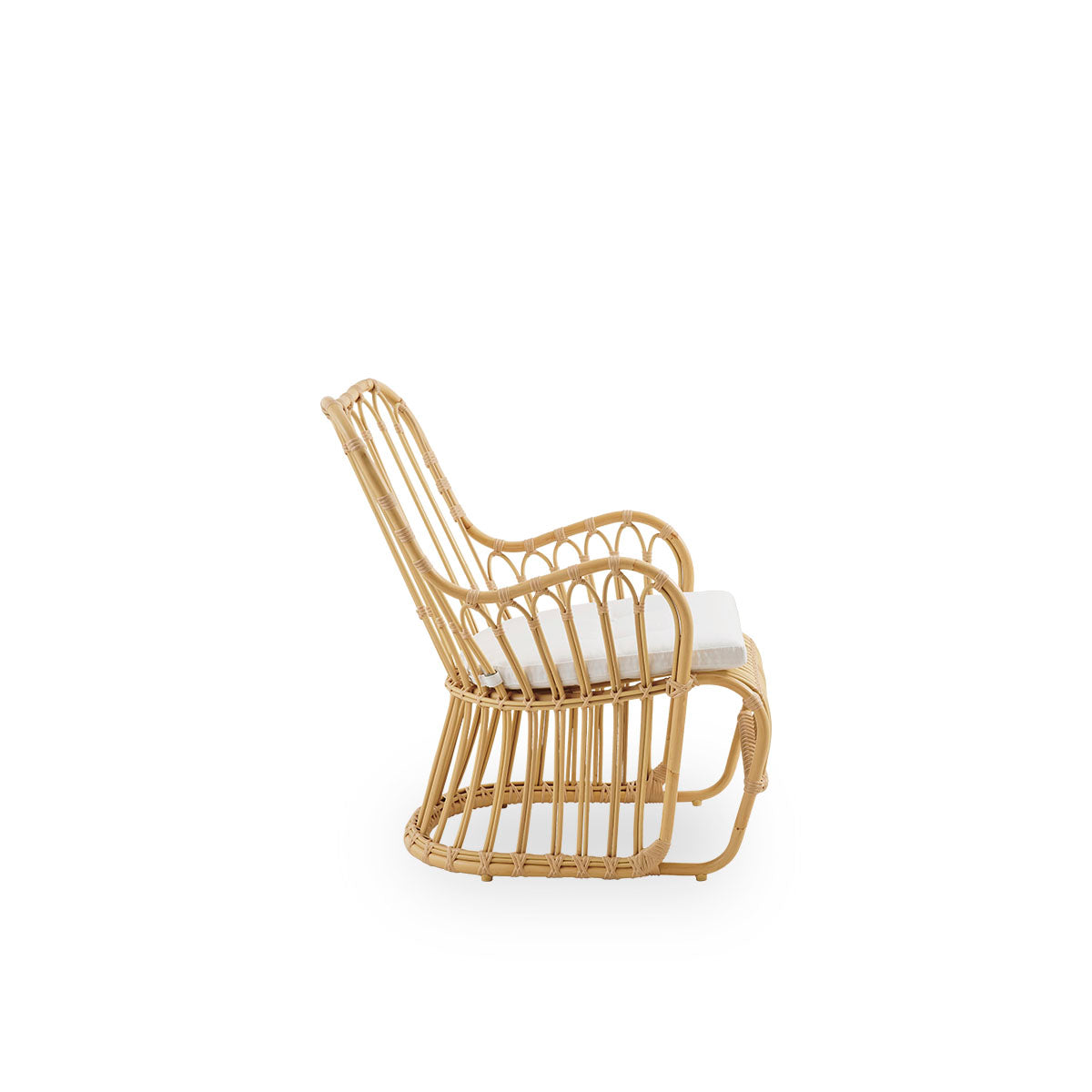 Plain side view of Tulip outdoor lounge chair designed by Tove Kindt-Larsen, with soft organic lines. Aluminium frame in rattan look with ArtFibre bindings.