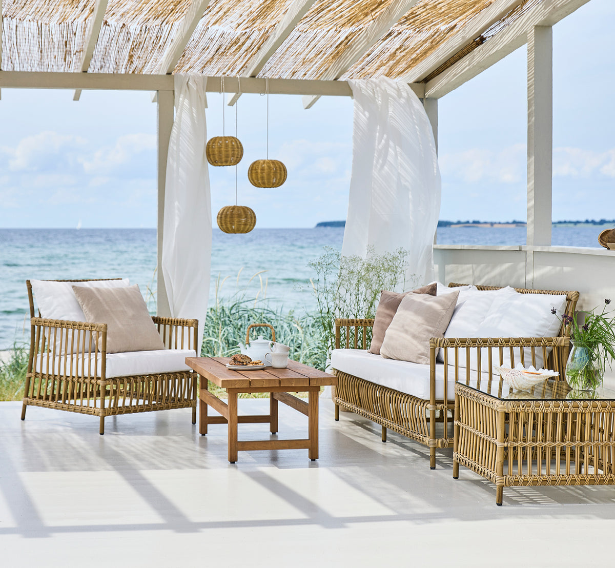 This is a lifestyle image of Tangelo Exterior Lampshade Ø24 cm | Extra Small in natural core weave artfibre & aluminium.