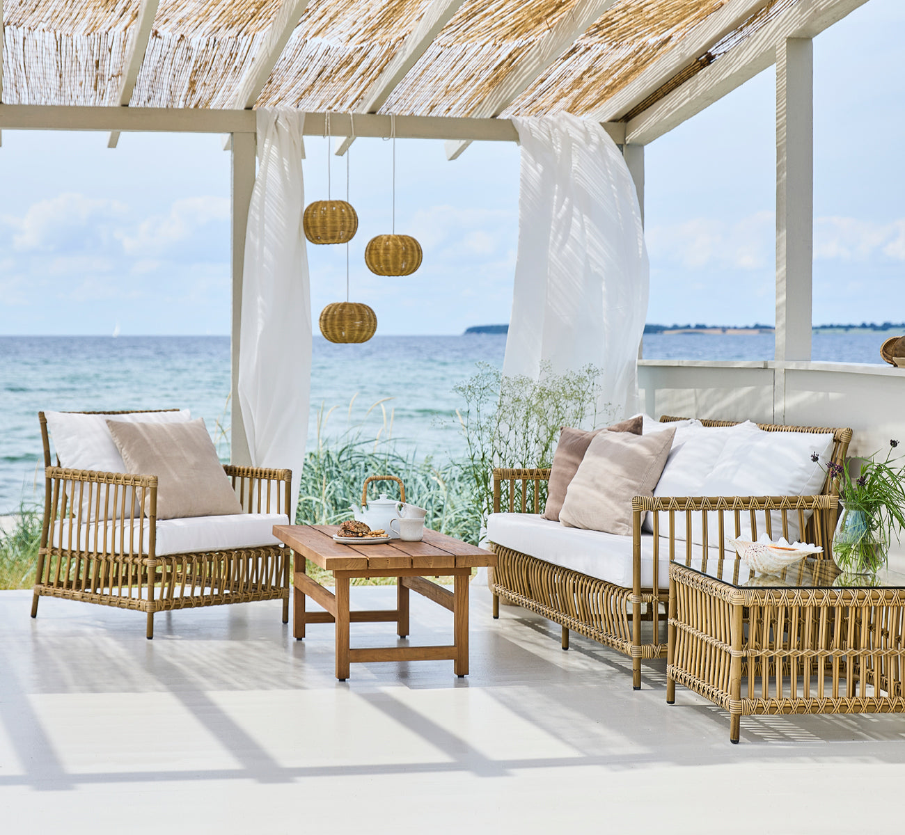 This is a lifestyle image of Tangelo Exterior Lampshade Ø24 cm | Extra Small in natural core weave artfibre & aluminium.