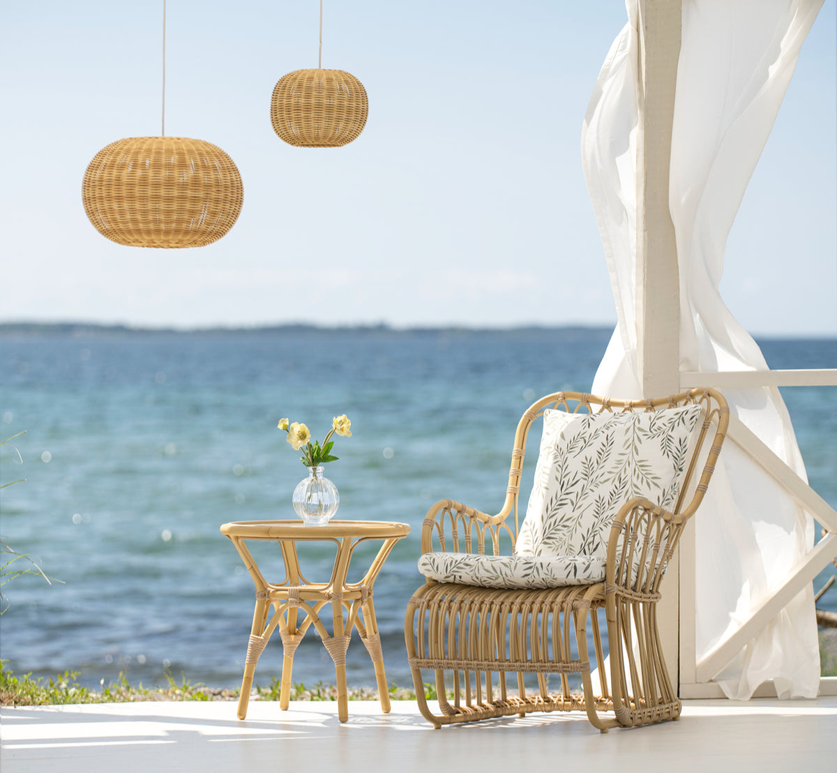 This is a lifestyle image of Tangelo Exterior Lampshade Ø37 cm | Small in natural core weave artfibre & aluminium.