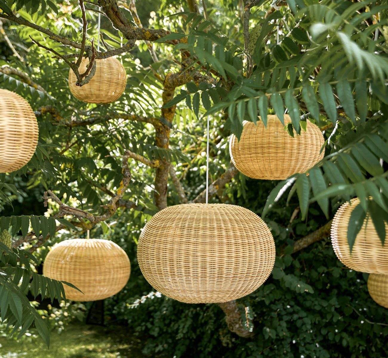 This is a lifestyle image of Tangelo Exterior Lampshade Ø49 cm | Medium in natural core weave artfibre & aluminium.