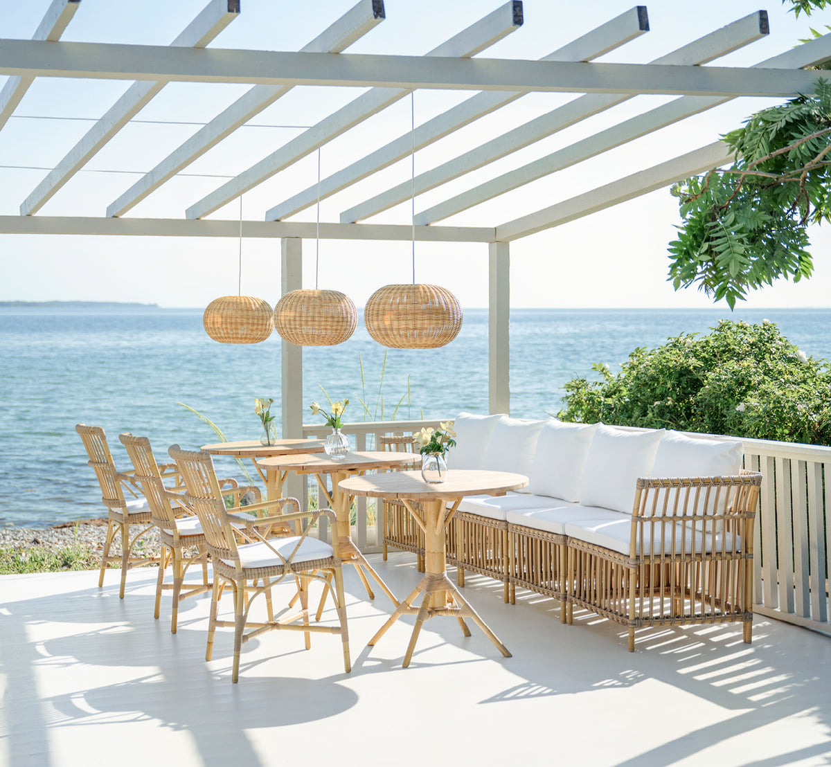 This is a lifestyle image of Tangelo Exterior Lampshade Ø49 cm | Medium in natural core weave artfibre & aluminium.