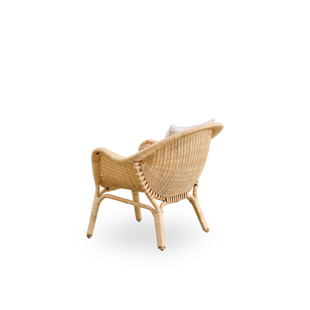 Back side view of the Madame Exterior lounge chair designed by Nanna & Jørgen Ditzel.
Fully woven rattan lounge chair with a soft, feminine shell-shaped design.