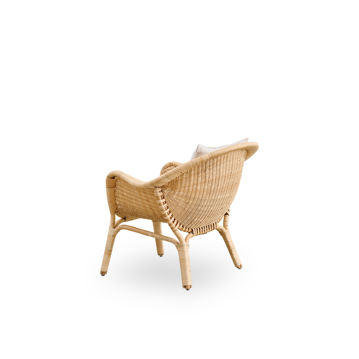 Back side view of the Madame Exterior lounge chair designed by Nanna & Jørgen Ditzel.
Fully woven rattan lounge chair with a soft, feminine shell-shaped design.