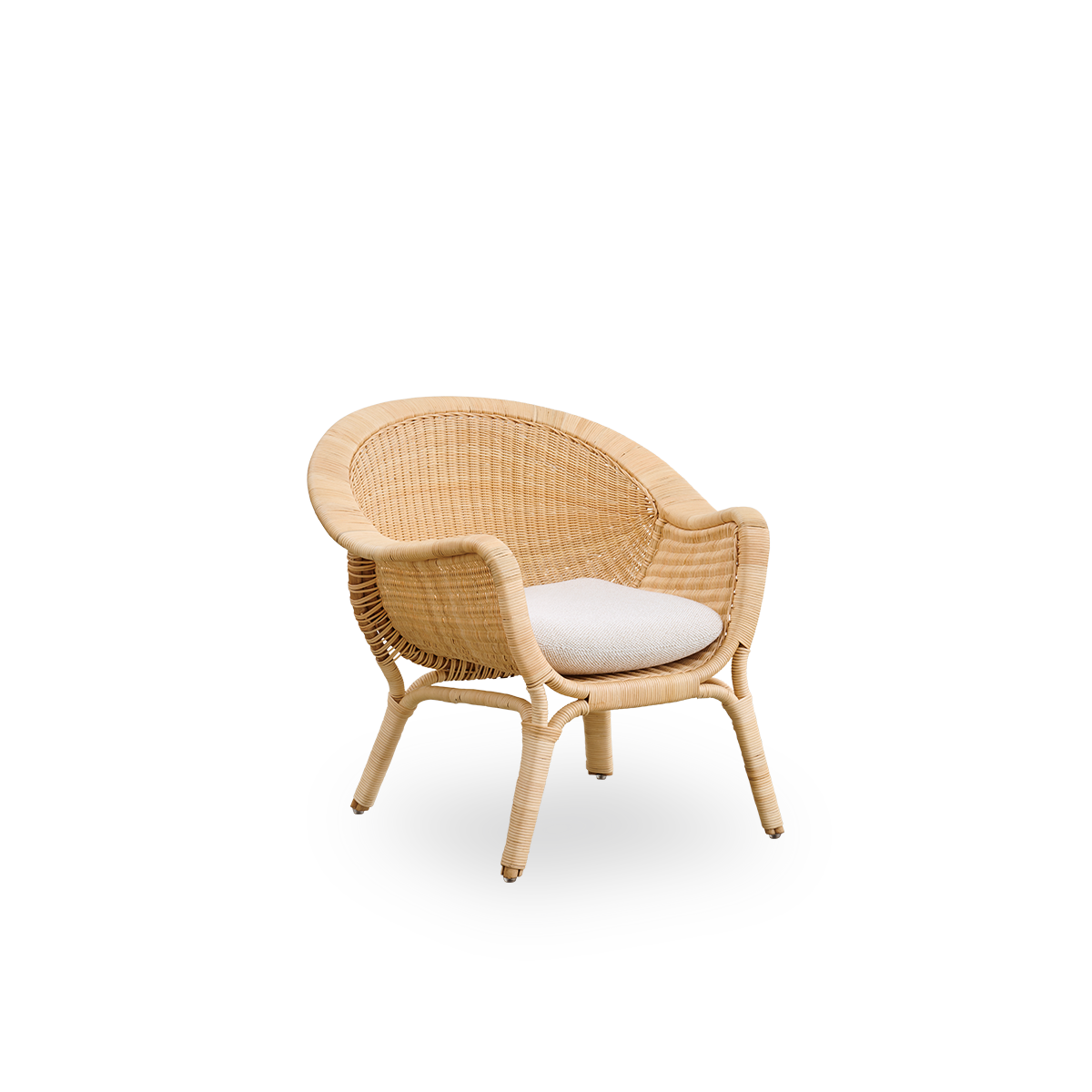 Side view of Madame Exterior lounge chair designed by Nanna & Jørgen Ditzel. Fully woven rattan lounge chair with soft, feminine shell-shaped design.