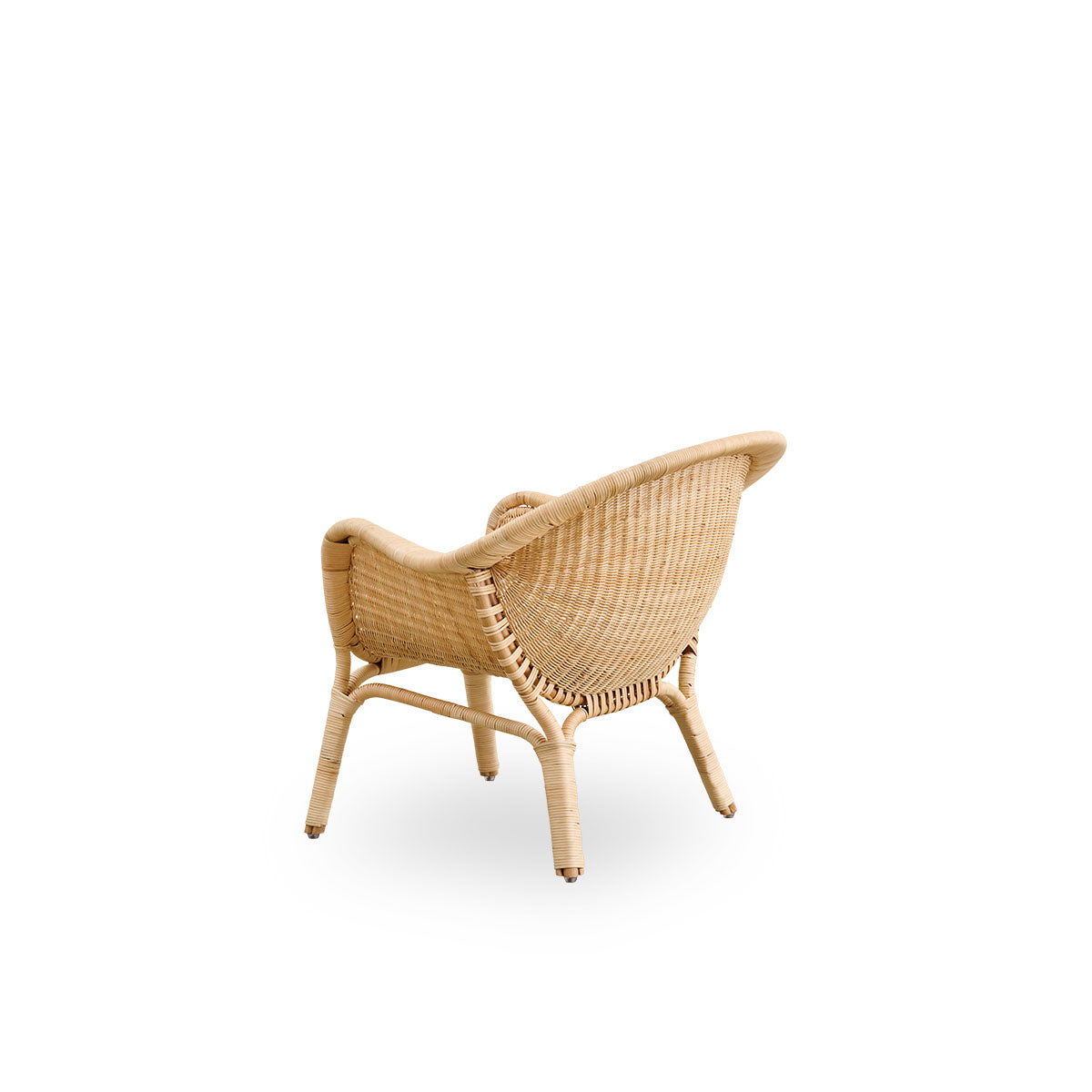 Back side view of the Madame Exterior lounge chair designed by Nanna & Jørgen Ditzel.
Fully woven rattan lounge chair with a soft, feminine shell-shaped design.